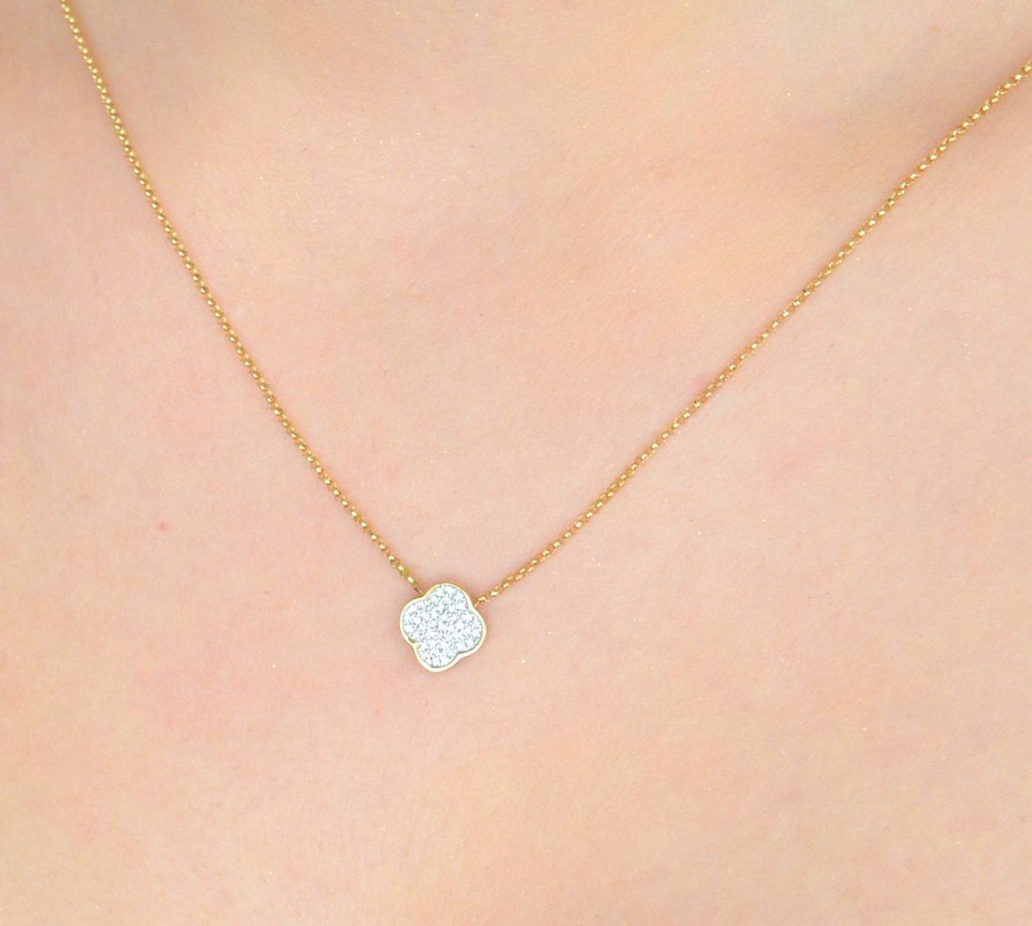 Złoty naszyjnik damski koniczyna z białymi diamentami 585 N10163 Y Zawieszka posiada 41 białych brylantów wielkości 0,09 ct, czystości SI oraz barwie H. 1.jpg